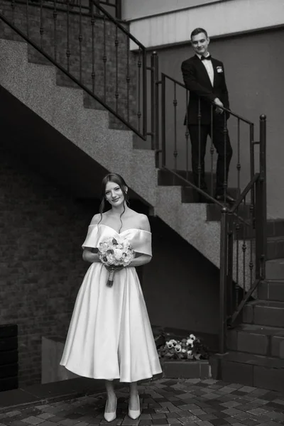 Young Couple Bride Groom White Short Dress Walking Rain — Foto de Stock