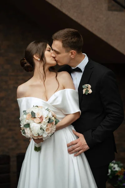 Jovem Casal Noiva Noivo Vestido Curto Branco Andando Chuva — Fotografia de Stock