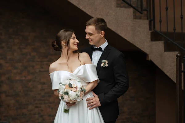 Young Couple Bride Groom White Short Dress Walking Rain — Φωτογραφία Αρχείου