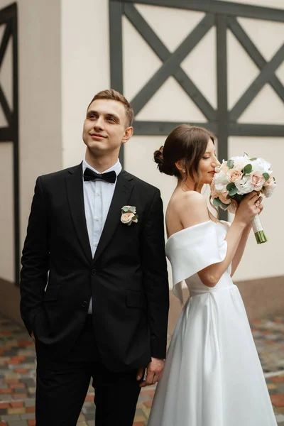 Young Couple Bride Groom White Short Dress Walking Rain — Φωτογραφία Αρχείου