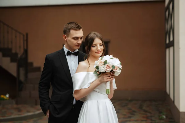 Young Couple Bride Groom White Short Dress Walking Rain — Stockfoto