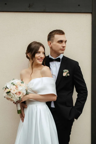 Young Couple Bride Groom White Short Dress Walking Rain — 스톡 사진