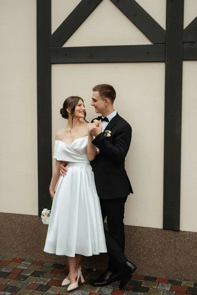 Young Couple Bride Groom White Short Dress Walking Rain — Φωτογραφία Αρχείου