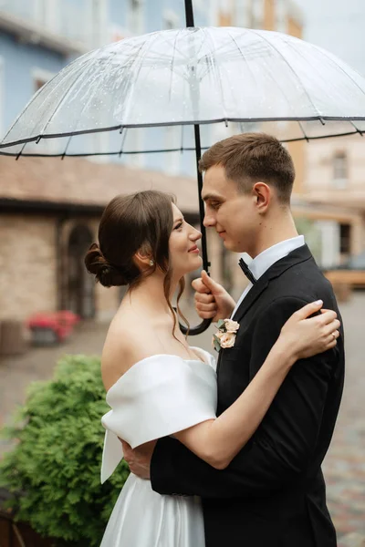 Jovem Casal Noiva Noivo Vestido Curto Branco Andando Chuva — Fotografia de Stock