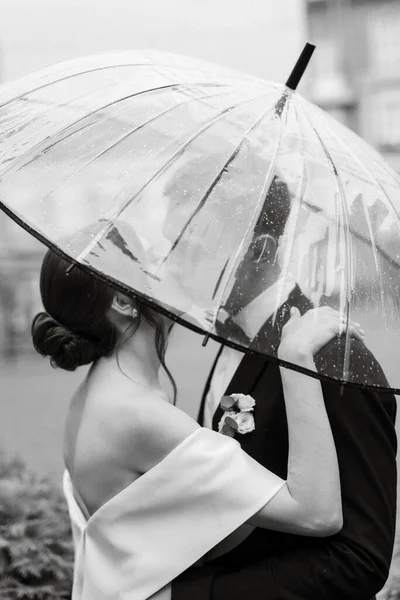 Young Couple Bride Groom White Short Dress Walking Rain — Φωτογραφία Αρχείου