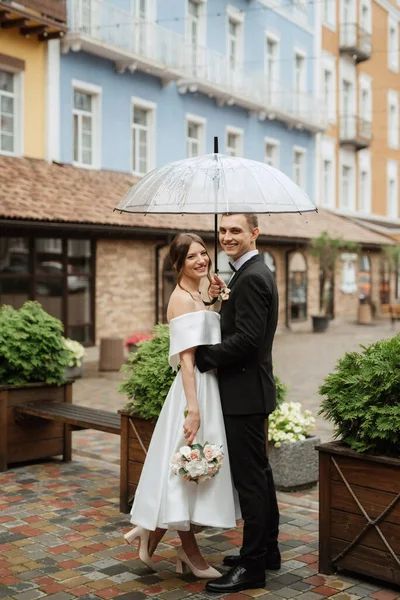 Young Couple Bride Groom White Short Dress Walking Rain — Fotografia de Stock