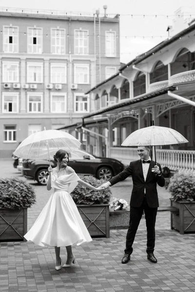 Young Couple Bride Groom White Short Dress Walking Rain — Fotografia de Stock