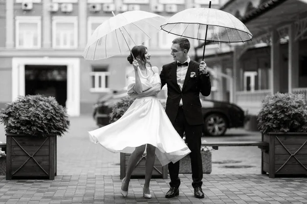 Young Couple Bride Groom White Short Dress Walking Rain — ストック写真