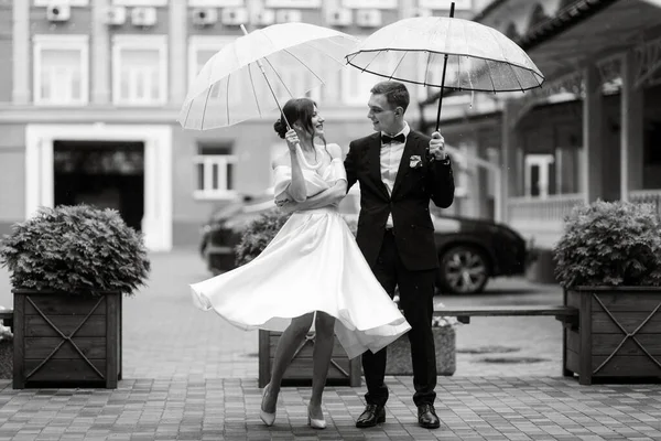 Young Couple Bride Groom White Short Dress Walking Rain — стоковое фото