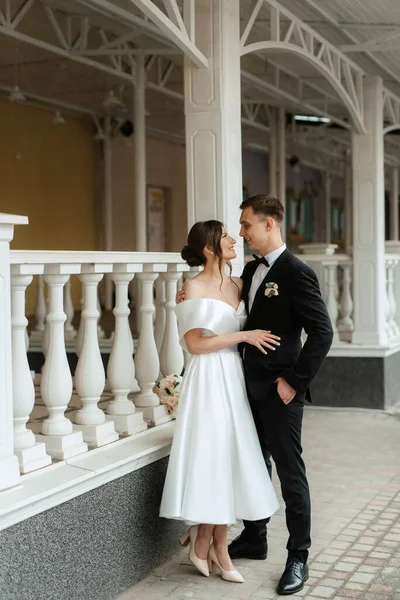 Young Couple Bride Groom White Short Dress Walking Rain — Fotografia de Stock