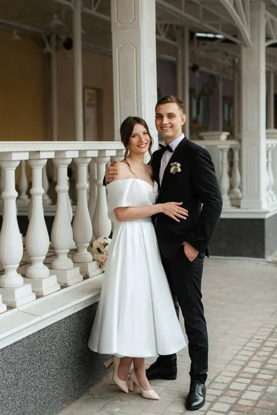 Young Couple Bride Groom White Short Dress Walking Rain — Stockfoto