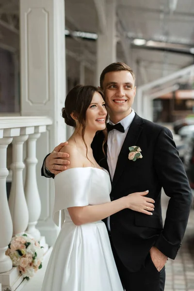 Jovem Casal Noiva Noivo Vestido Curto Branco Andando Chuva — Fotografia de Stock