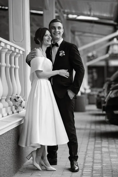 Young Couple Bride Groom White Short Dress Walking Rain — Fotografia de Stock