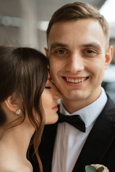 Young Couple Bride Groom White Short Dress Walking Rain — стоковое фото