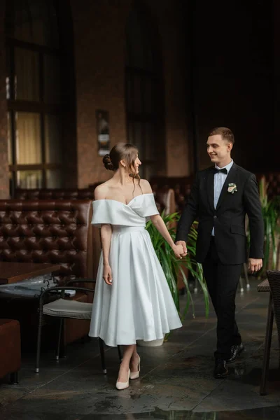 Young Couple Bride Groom White Short Dress Walking Rain — Φωτογραφία Αρχείου