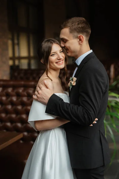 Young Couple Bride Groom White Short Dress Walking Rain — Φωτογραφία Αρχείου