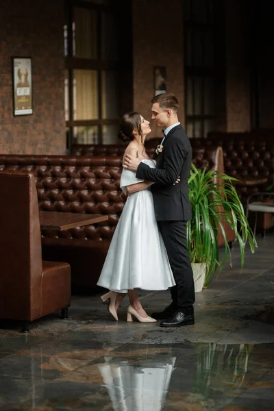 Young Couple Bride Groom White Short Dress Walking Rain — Photo