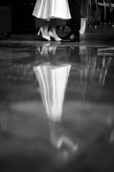 Young Couple Bride Groom White Short Dress Walking Rain — ストック写真