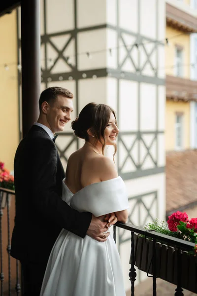 Young Couple Bride Groom White Short Dress Walking Rain — Φωτογραφία Αρχείου