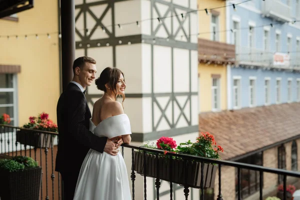 Young Couple Bride Groom White Short Dress Walking Rain — 图库照片