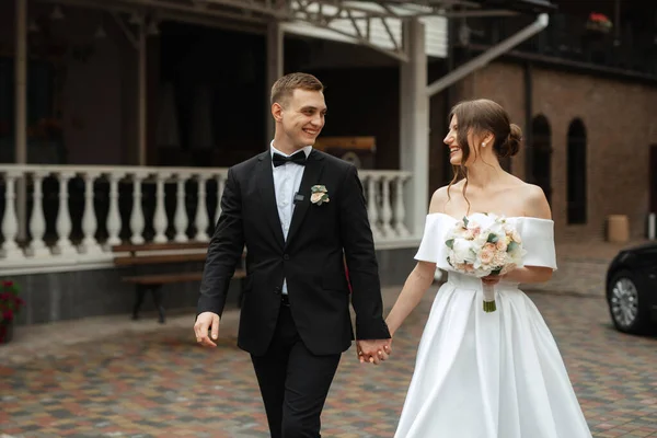 Young Couple Bride Groom White Short Dress Walking Rain —  Fotos de Stock