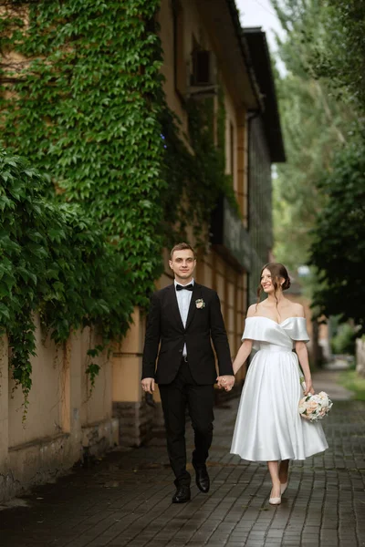 Young Couple Bride Groom White Short Dress Walking Rain — Stock Photo, Image