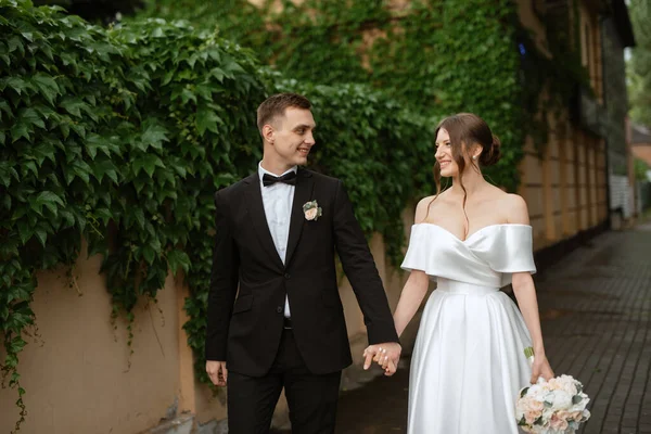 Young Couple Bride Groom White Short Dress Walking Rain — Φωτογραφία Αρχείου