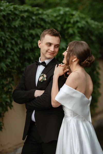 Fiatal Pár Menyasszony Vőlegény Egy Fehér Rövid Ruha Séta Esőben — Stock Fotó