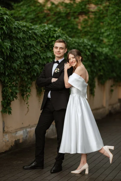 Young Couple Bride Groom White Short Dress Walking Rain — Stok Foto