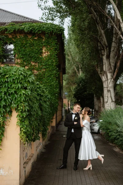 Young Couple Bride Groom White Short Dress Walking Rain — стоковое фото