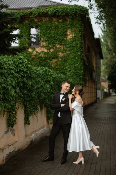 Young Couple Bride Groom White Short Dress Walking Rain — Φωτογραφία Αρχείου