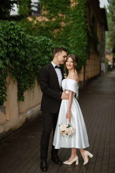 Young Couple Bride Groom White Short Dress Walking Rain — стоковое фото