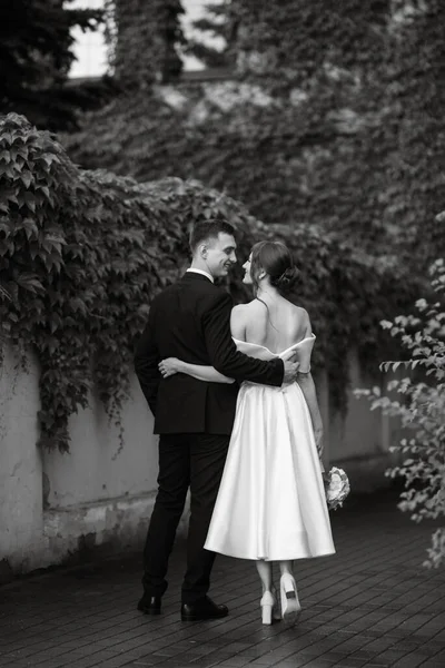 Young Couple Bride Groom White Short Dress Walking Rain — Fotografia de Stock