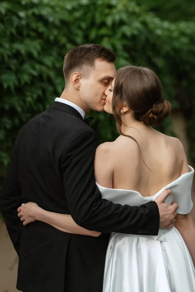 Young Couple Bride Groom White Short Dress Walking Rain — Φωτογραφία Αρχείου