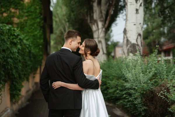 Young Couple Bride Groom White Short Dress Walking Rain — Stock Photo, Image