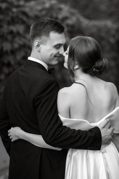 Young Couple Bride Groom White Short Dress Walking Rain — Stockfoto