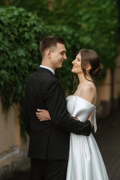 Young Couple Bride Groom White Short Dress Walking Rain — Fotografia de Stock