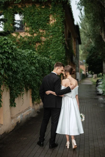 Young Couple Bride Groom White Short Dress Walking Rain — Fotografia de Stock