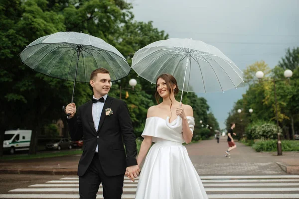 Young Couple Bride Groom White Short Dress Walking Rain — Φωτογραφία Αρχείου