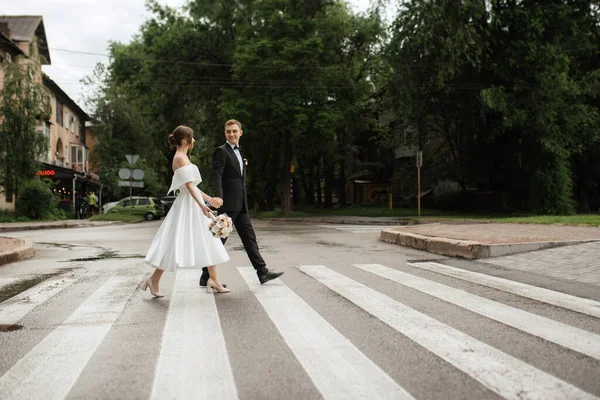 Young Couple Bride Groom White Short Dress Walking Rain — Foto de Stock