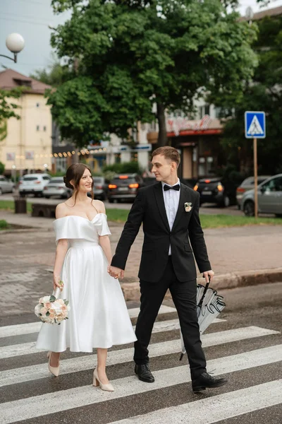 Young Couple Bride Groom White Short Dress Walking Rain — 图库照片