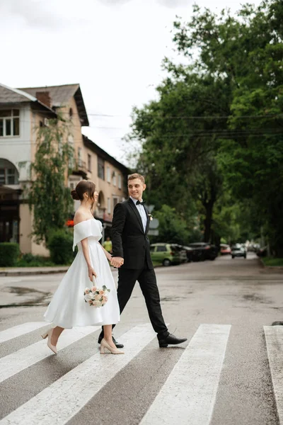 Young Couple Bride Groom White Short Dress Walking Rain — Foto de Stock