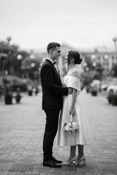 Young Couple Bride Groom White Short Dress Walking Rain — Fotografia de Stock