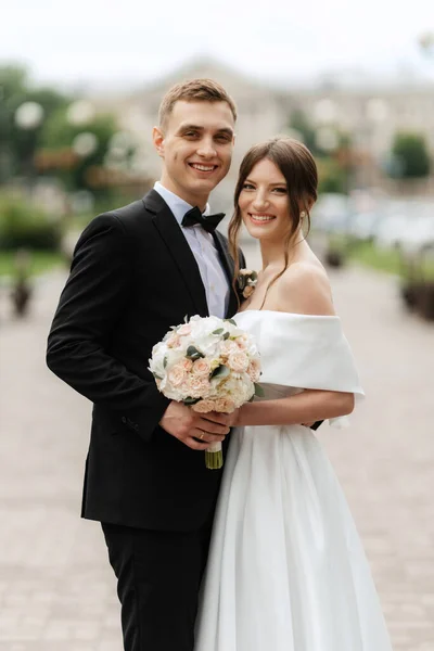 Young Couple Bride Groom White Short Dress Walking Rain — Φωτογραφία Αρχείου