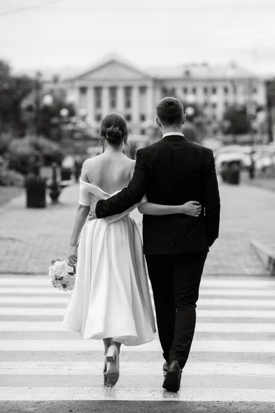 Young Couple Bride Groom White Short Dress Walking Rain — 图库照片