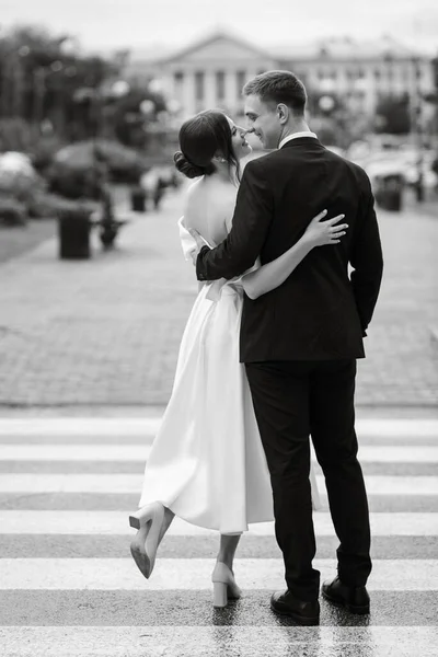 Young Couple Bride Groom White Short Dress Walking Rain — Stok fotoğraf