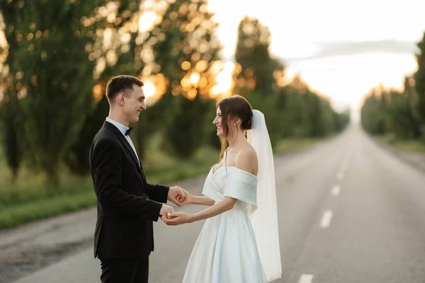 Young Couple Bride Groom White Short Dress Walking Rain — Stockfoto