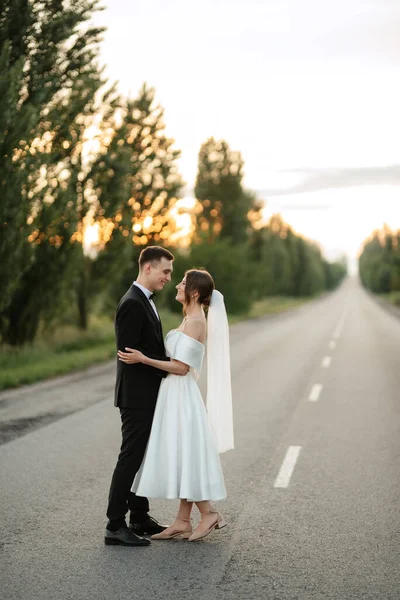 Young Couple Bride Groom White Short Dress Walking Rain — Zdjęcie stockowe