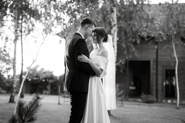 Jovem Casal Noivo Terno Preto Noiva Vestido Curto Branco Passeio — Fotografia de Stock