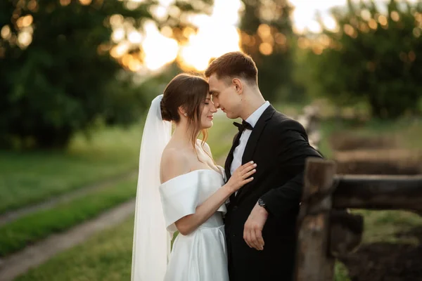 Mladý Pár Ženich Černém Obleku Nevěsta Bílých Krátkých Šatech Procházce — Stock fotografie